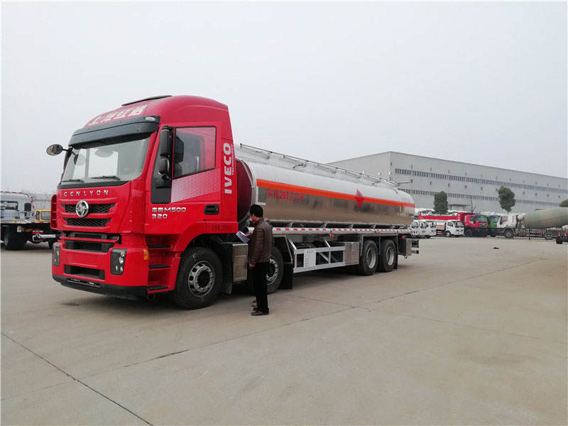 上汽紅巖29.7方前四后八鋁合金運油車，20噸運油車